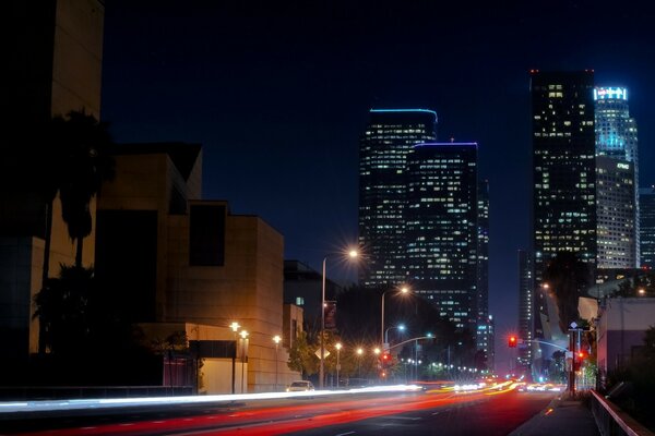 Nocna ulica, oświetlenie Los Angeles, Kalifornia, USA