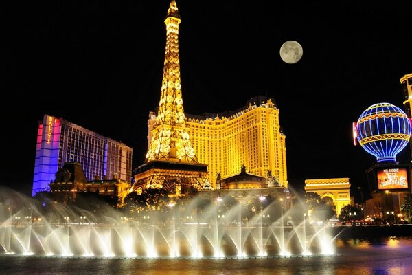 Casino de las Vegas enciende luces por la noche