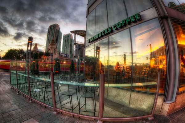 Café en la calle en el centro de la ciudad