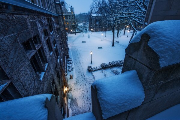 Ein verschneiter Hof mit Laternen, eine Winternacht in Amerika