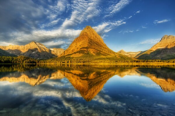 Reflexion der Berge auf der Oberfläche des Wassers