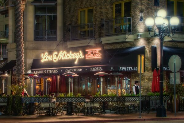 Restaurante Lou e Mickey Steakhouse à noite, San Diego, Califórnia