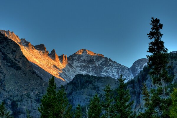 Berglandschaft bei Sonnenuntergang