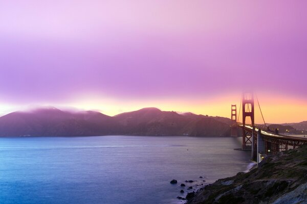 Hermosa puesta de sol con vistas al agua y al puente