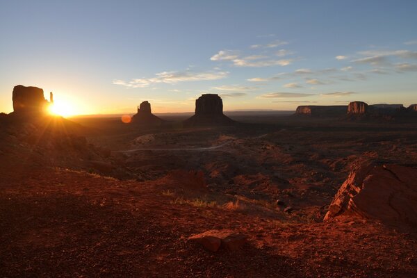 Paysage en Amérique dans le désert coucher de soleil et l aube se croisent en même temps