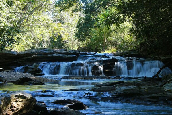 Extraordinarily beautiful waterfalls in America