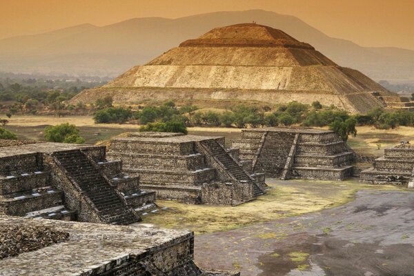 Antiga estrutura de pedra misteriosa