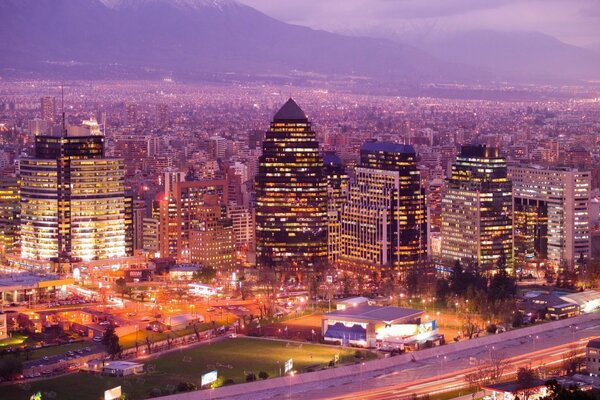 Hermosa ciudad en América por la noche