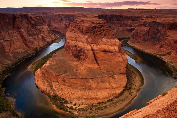 Ein schöner Canyon in Amerika, umgeben von Wasser