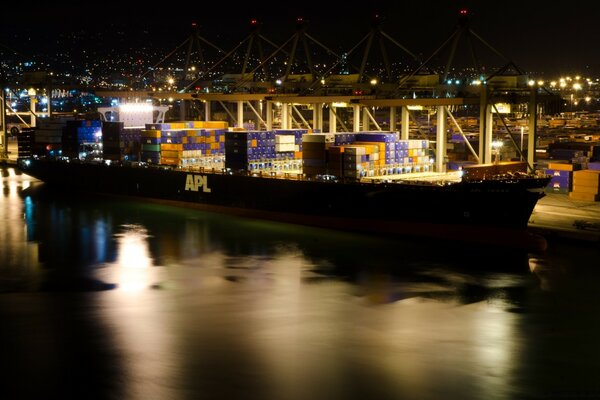 Belle péniche dans les rayons de la ville de nuit