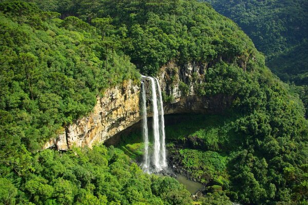 Blick auf den Wasserfall aus der Vogelperspektive