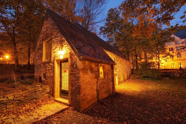 Hermosa casa de campo de estilo retro por la noche