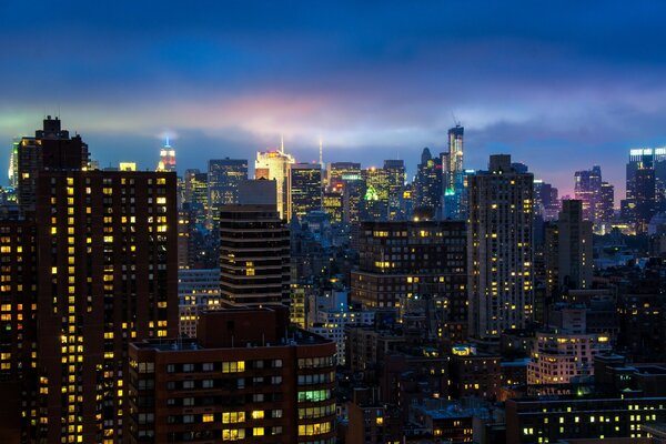 Gratte-ciel lumineux ville nuit