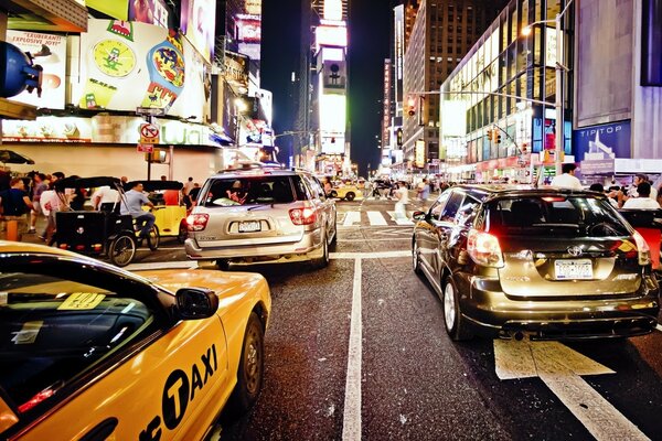 Coches en las calles de la ciudad nocturna