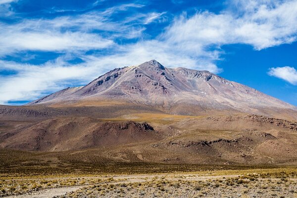 Cielo azul sobre grandes montañas