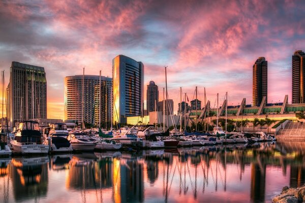 Ciudad americana contra el cielo rosa