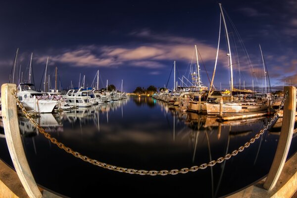 Yate en el agua. Noche y nubes