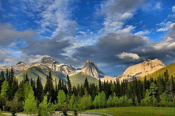 Paysage avec montagne forêt et nuages