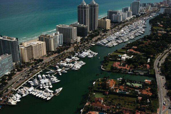 Architecture and landscape of America along the water