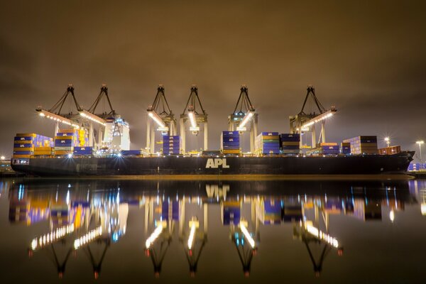 Blick auf den Hafen in der Dämmerung