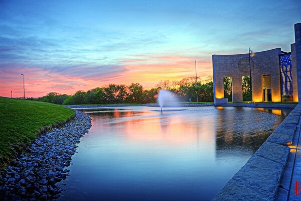 Belle fontaine avec éclairage du soir