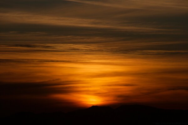 Faible lumière du soleil dans le crépuscule nocturne