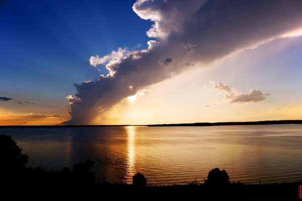 Tramonto sulla spiaggia con cielo diviso