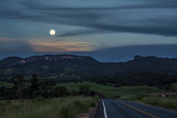 Vista nocturna de la naturaleza, noche de Luna