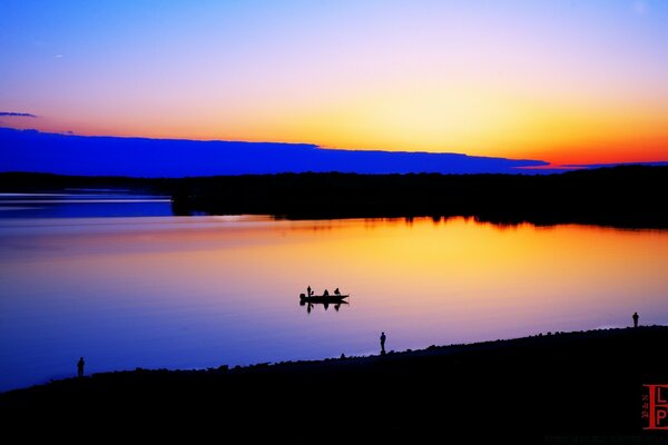 Puesta de sol sobre el lago