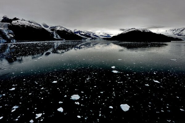 Acque gelide di un lago di montagna scuro