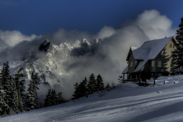 Casa acogedora en las montañas cubiertas de nieve