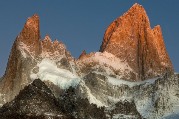 Berge im Schnee am Rand der Erde