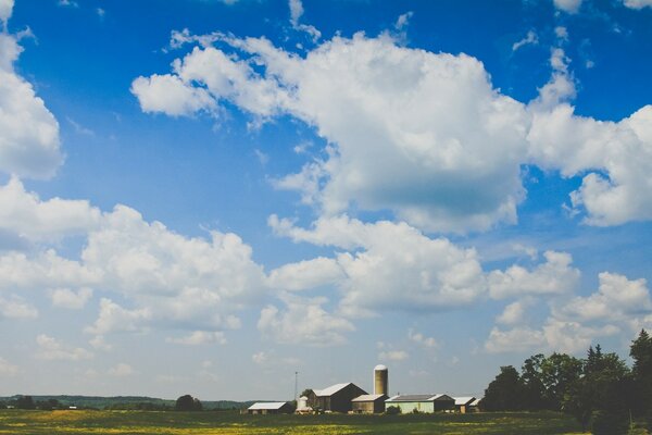 Viele Wolken, weit weg ein Dorf