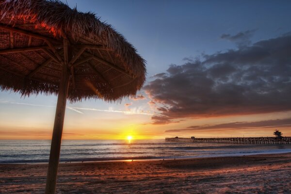 Tramonto sulle rive del misterioso oceano