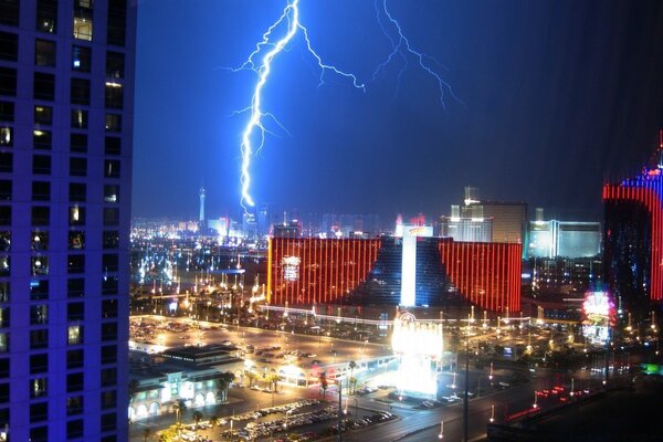 Panorama de la ciudad durante una tormenta eléctrica