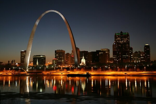 Night photo of the city with an arch