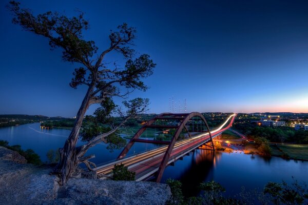 Brücke über den Fluss im Hintergrund des Sonnenuntergangs