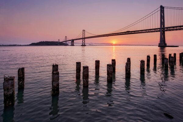 Puente largo mar nocturno