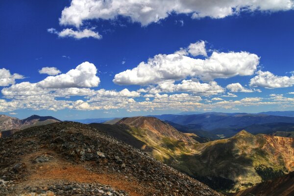 Montagne, con nuvole che si librano sopra di loro