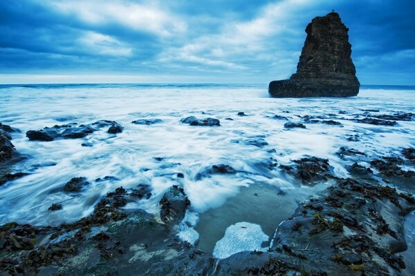 白色泡沫从海浪拍打在卡米