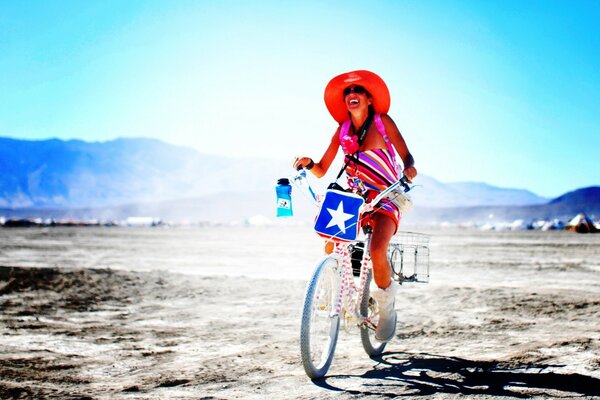 Chica en bolsas de paseo en bicicleta