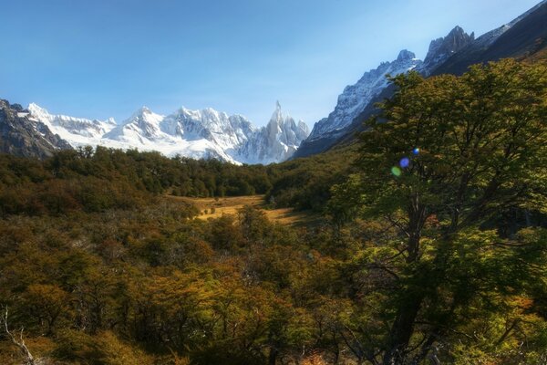 Colisão de terra quente e montanhas frias