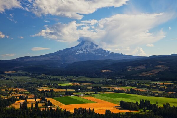 Sommet de montagne parmi les champs