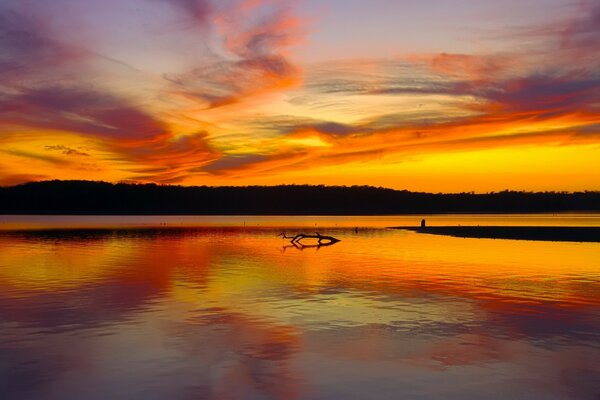 Scharlachroter Sonnenuntergang auf Wasserhintergrund