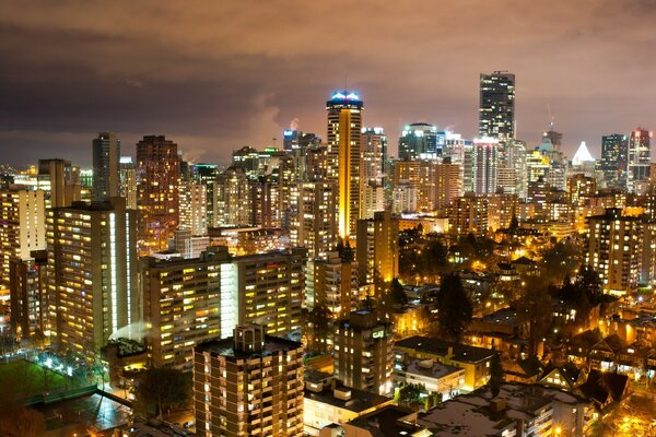 Cidade noturna com prédios altos