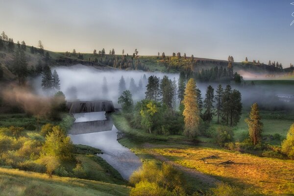 Herbstlicher Fluss im Nebel