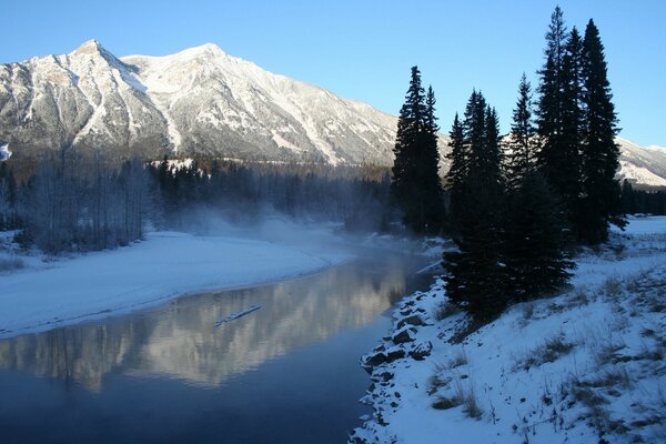 Ein gefrorener See in der Nähe der Berge