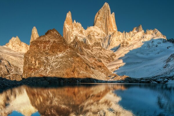 Lago gelido in alta montagna