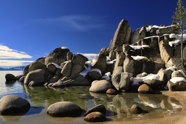 Foto di rocce fatte di pietre sulla riva del Lago