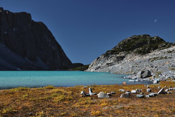 Costa rocosa y lago azul